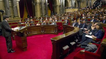 El presidente de la Generalitat, Carles Puigdemont, durante unade sus intervenciones en el plenodel Parlamento de Cataluña.