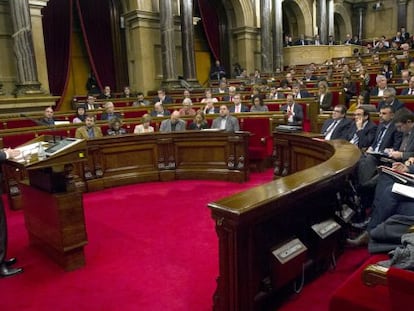 El presidente de la Generalitat, Carles Puigdemont, durante unade sus intervenciones en el plenodel Parlamento de Catalu&ntilde;a.