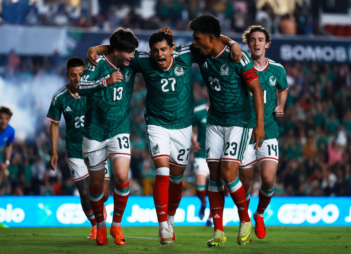 México golea a Islandia en un partido blindado por el ejército (4-0)