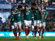 Armando González, Richard Ledezma y Jesús Gallardo celebran el primer gol frente a Islandia.