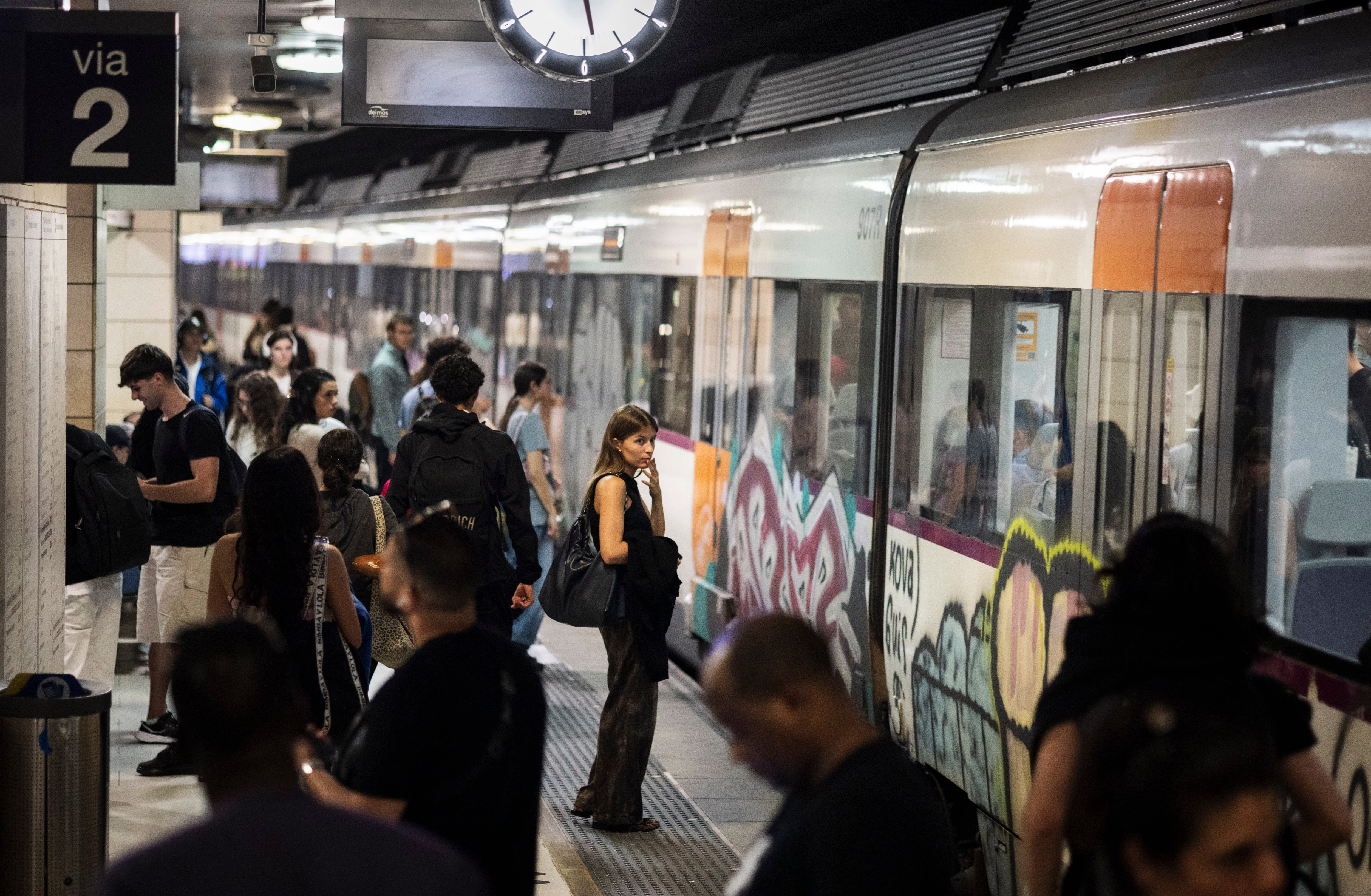 Pasajeros de Rodalies Renfe en la estación de Plaza Cataluña.