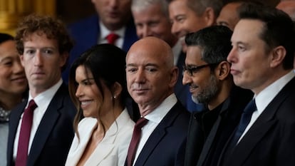 El fundador de Meta, Mark Zuckerberg; Lauren Sanchez y su pareja, Jeff Bezos, fundador de Amazon; el consejero delegado de Google, Sundar Pichai, y el dueño de X, Elon Musk, en la toma de posesión de Donald Trump.