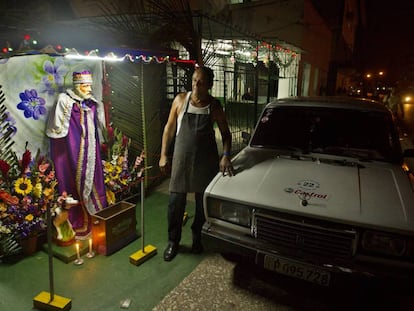 Anselmo Ramírez, en su casa de La Habana junto a la imagen de San Lázaro y su Lada ruso, el pasado 16 de diciembre.