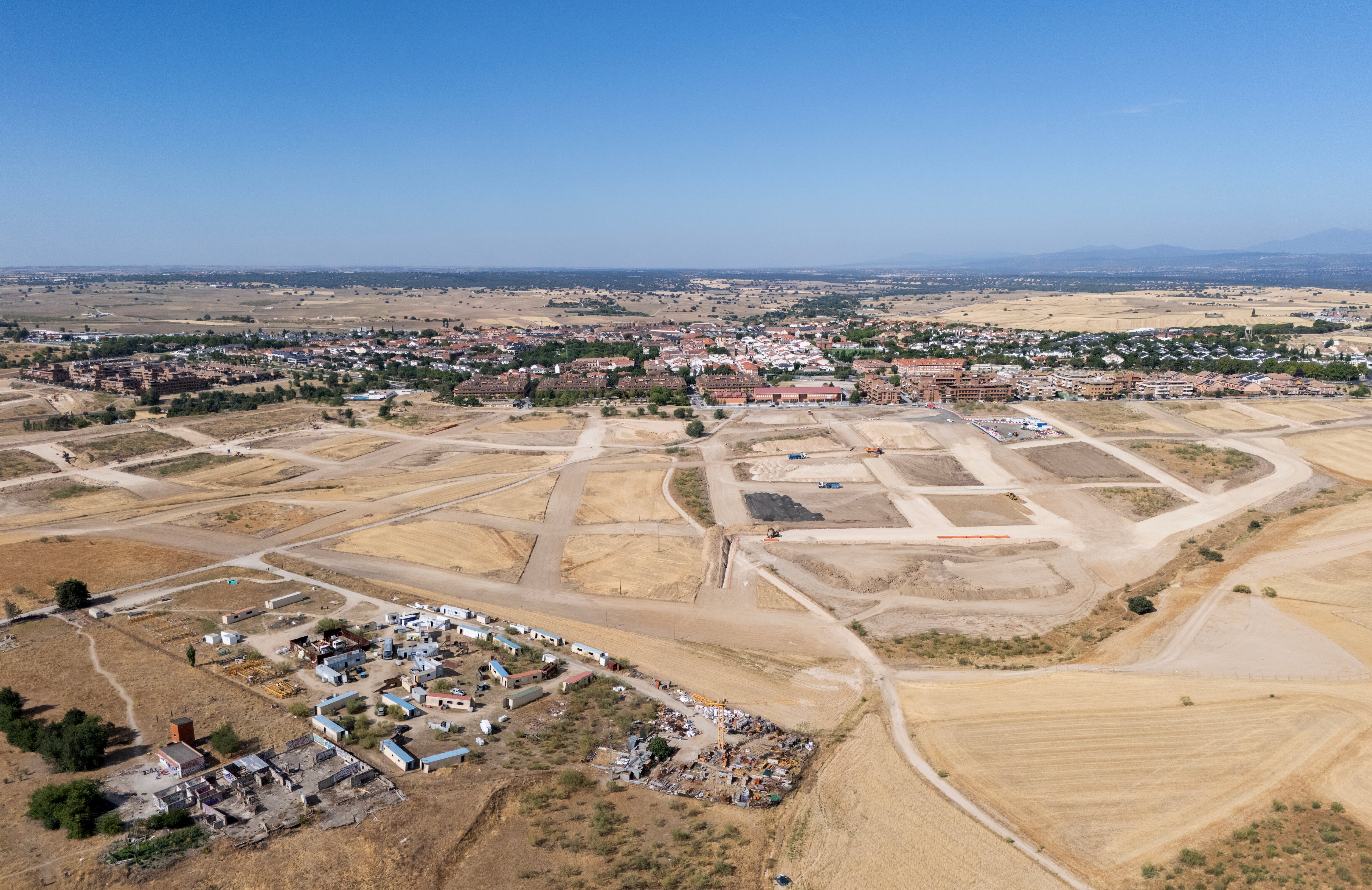 Vista aérea este miércoles del terreno en el que se construirán las urbanizaciones de Nuevo Brunete, con el casco urbano al fondo.