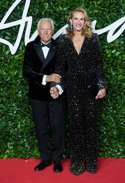 Las firmas más recurrentes en su armario son Givenchy, Valentino o Armani. En los Fashion Awards de 2019 acudió vestida –y acompañada– por este último luciendo un impresionante mono negro que le sentaba como un guante. El mono, por cierto, es una prenda insignia del armario de una mujer que prefirió recoger su primer Globo de Oro en pantalones.