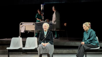 Vicky Peña y Anabel Moreno, en 'Todos pájaros', de Wajdi Mouawad, dirigida por Mario Gas.