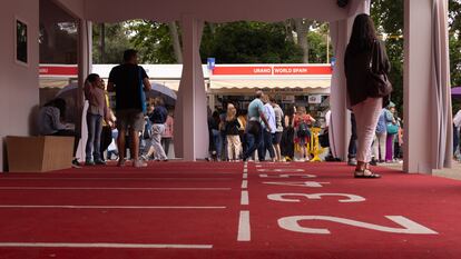 El pabellón de la Comunidad de Madrid en la 83 Feria del Libro simula una pista de atletismo.