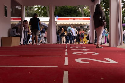 El pabellón de la Comunidad de Madrid en la Feria del Libro simula una pista de atletismo.