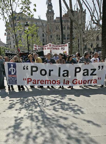 Medio millar de personas, según la policía, se han concentrado este mediodía en Sevilla para protestar contra la guerra. La movilización se ha desarrollado sin incidentes y los manifestantes portaban banderas en contra de la guerra y por la paz y en defensa de los derechos humanos. También ha habido concentraciones en Pamplona y otras ciudades españolas, como preludio a las grandes convocatorias de Madrid y Barcelona.