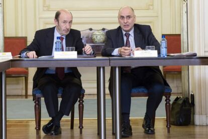 El vicepresidente Alfredo Pérez Rubalcaba y el consejero de Interior vasco, Rodolfo Ares, ayer en el palacio de Artaza, en Leioa (Vizcaya).