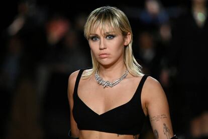 Miley Cyrus se tuvo que someter a una operación de las cuerdas vocales el pasado mes de octubre afectada por una amigdalitis. Tuvo que guardar reposo varias semanas, lo que la obligó a posponer la grabación de algunos nuevos temas musicales que tenía pendientes, así como alguna que otra colaboración. "Está muy bien y volverá mejor que nunca a principios del año que viene", aseguraron fuentes de su entorno a 'People'.