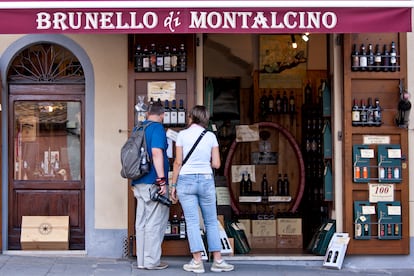 Las vacaciones son, a menudo, un foco de conflicto para las parejas por los gastos provocados por los viajes. En la imagen, una pareja observa vino en un escaparate de la Toscana (Italia).