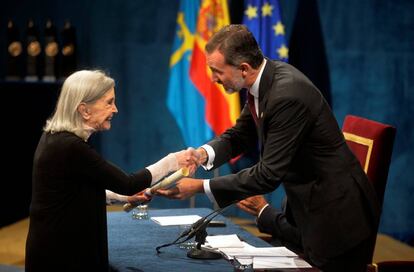 Nuria Espert recibe el premio Princesa de Asturias de mano de Felipe VI.