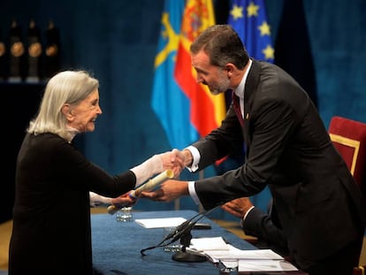 Nuria Espert recibe el premio Princesa de Asturias de mano de Felipe VI.