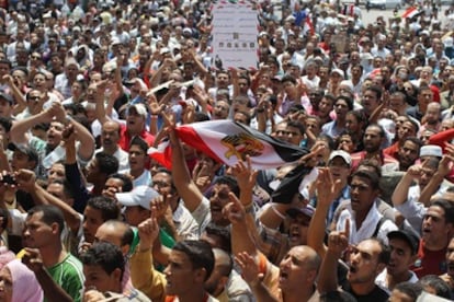 Cientos de activistas egipcios se manifiestan en apoyo a la democracia en la plaza Tahrir de El Cairo, en una imagen del pasado 1 de julio
