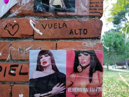 Mensajes de recuerdo de La Veneno en su monumento en el Parque del Oeste.