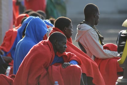 Un grupo de inmigrantes subsaharianos rescatados por Salvamento Marítimo en aguas cercanas a El Hierro, en el puerto de La Restinga, en octubre de 2023.