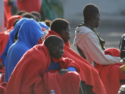 Un grupo de inmigrantes subsaharianos rescatados por Salvamento Marítimo en aguas cercanas a El Hierro, en el puerto de La Restinga, en octubre de 2023.