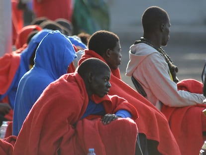 Un grupo de inmigrantes subsaharianos rescatados por Salvamento Marítimo en aguas cercanas a El Hierro, en el puerto de La Restinga el pasado día 5.