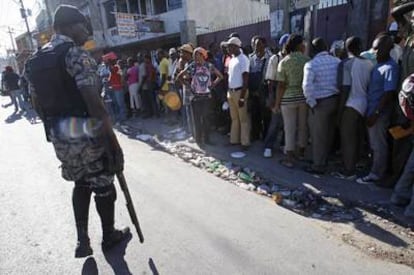 Cola frente a la oficina de emigración en Puerto Príncipe para intentar salir del país.