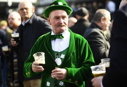 Ambiente en las carreras de caballos en el hipódromo de Cheltenham, en el condado británico de Gloucestershire.