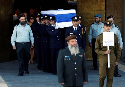 El féretro de Simon Peres, este viernes, es trasladado al cementerio.