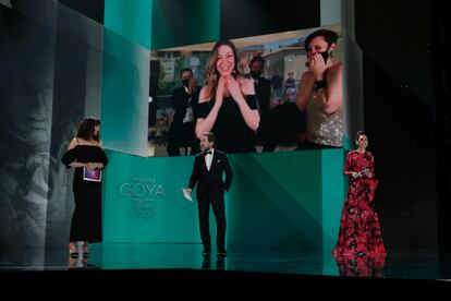 Pilar Palomero recibe el premio a mejor dirección novel por 'Las niñas' en los Goya.