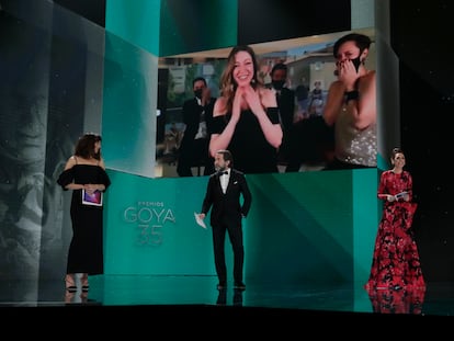 Pilar Palomero recibe el premio a mejor dirección novel por 'Las niñas' en los Goya.