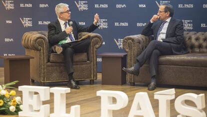 Javier Moreno, de EL PAÍS, y Carlos Salazar, presidente del Consejo Coordinador Empresarial, durante el foro este miércoles.