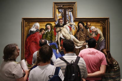Visitantes ante 'El Descendimiento', de Van der Weyden.