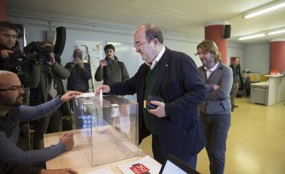 El secretario del PSC, Miquel Iceta, vota para validar el acuerdo entre PSOE y Unidas Podemos.