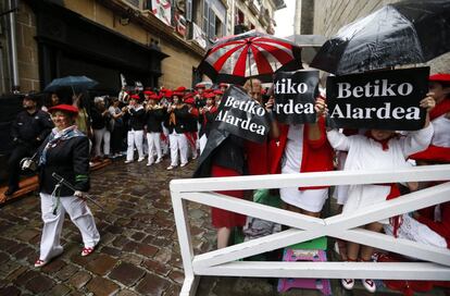 La compañía Jaizkibel ha sido increpada por las partidarias del alarde tradicional, en el que las mujeres solo participan como cantineras.