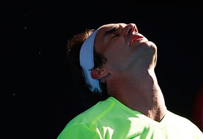 El tenista suizo Roger Federer, tras ser eliminado en la tercera ronda del Abierto de Australia por el tenista italiano Andreas Seppi.