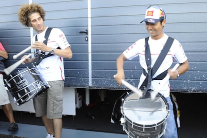 Simoncelli toca el tambor junto al japonés Hiroshi Aoyama en un momento de diversión del Gran Premio de Aragón. El piloto italiano siempre estaba dispuesto a regalar una sonrisa o provocarla.