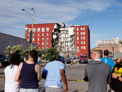 Fachada del edificio colapsado el 28 de mayo 2023 en Davenport, Iowa (Estados Unidos).