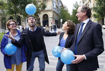 La vicepresidenta del Gobierno en funciones, Soraya Sáenz de Santamaría (2d), participa en la campaña vasca junto al candidato del PP a lehendakari, Alfonso Alonso (d), y el cabeza de lista por Guipúzcoa, Borja Semper (2i). 