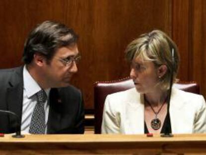 El primer ministro portugués, Pedro Passos Coelho, habla con la ministra de Economía, María Luis Albuquerque. EFE/Archivo