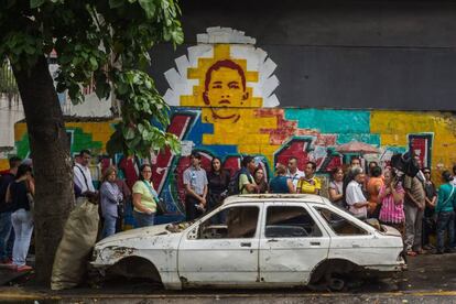 Un grupo de venezolanos hace fila para validar el 1% de las firmas requeridas para solicitar un referendo revocatorio contra el presidente, Nicolás Maduro.