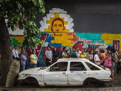 Un grupo de venezolanos hace fila para validar el 1% de las firmas requeridas para solicitar un referendo revocatorio contra el presidente, Nicol&aacute;s Maduro.