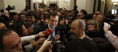 El presidente del Gobierno, Mariano Rajoy, rodeado de medios de comunicación dá sus primeras impresiones tras dar por acabado el debate sobre el estado de la nación.