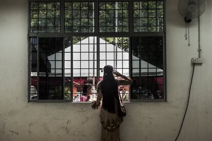 La presión de muchas chicas adolescentes por adoptar el rol de segundas madres dentro del hogar termina por relegar a deseos sus expectativas de vida. La escolarización y la incorporación al mercado laboral por parte de la mujer supone un riesgo de seguridad para ellas por lo que la vida en casa termina siendo la opción de vida más común para todas.