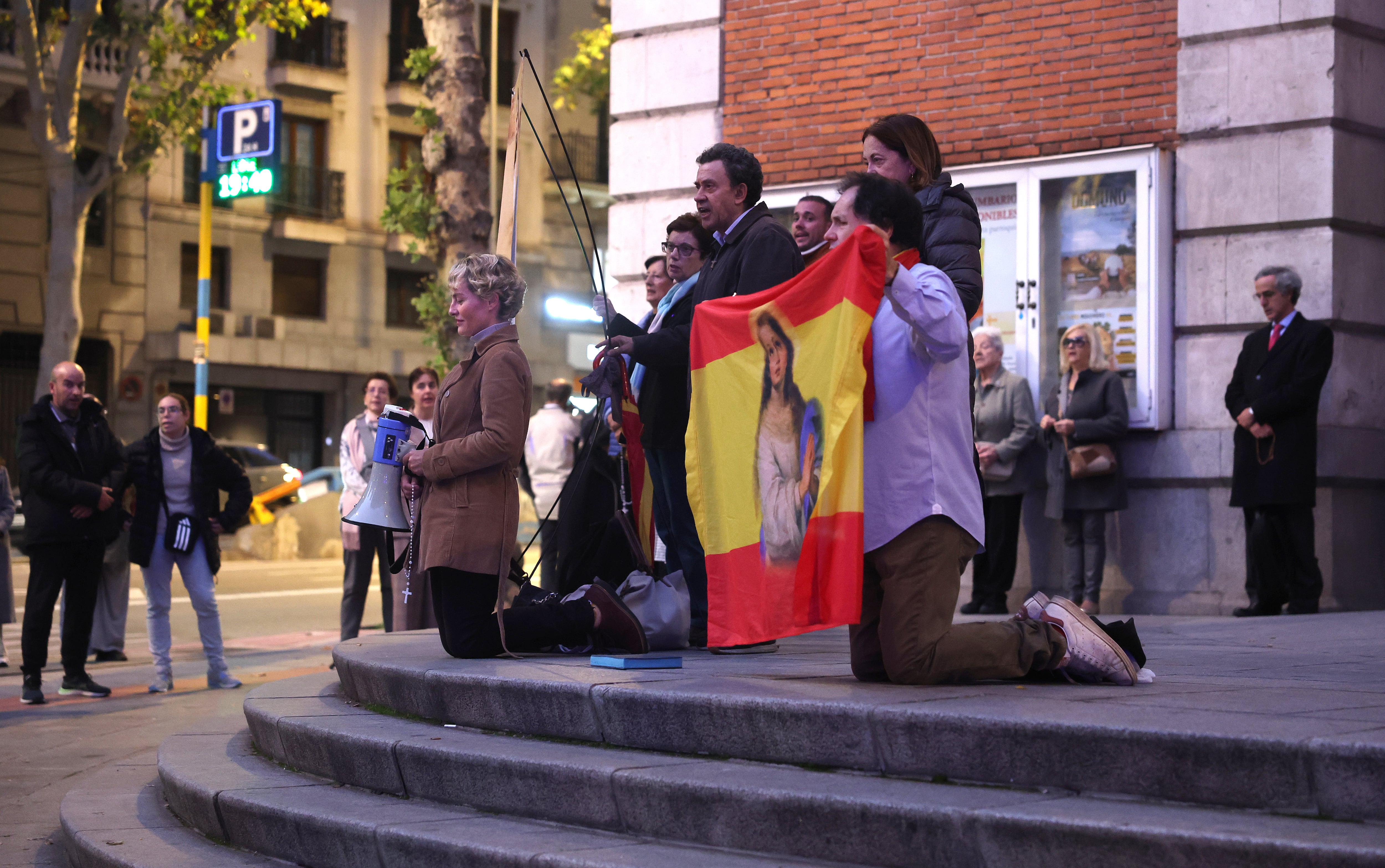 Concentración en la calle de Ferraz, a pocos metros de la sede del PSOE en Madrid, para protestar contra Pedro Sánchez y su esposa Begoña Gómez.