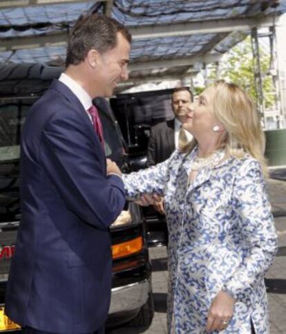 El pr&iacute;ncipe Felipe saluda a Hillary Clinton.