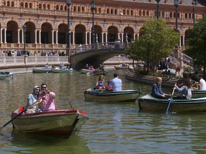 Turistas en las barcas de la Plaza de España de Sevilla.