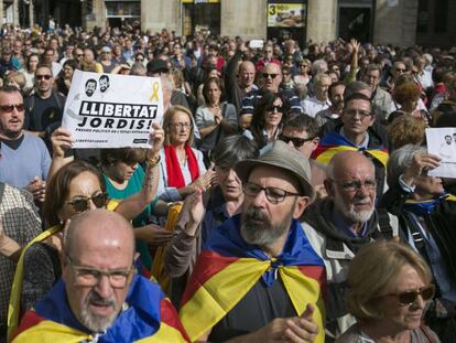 Concentracion en la Plaza Sant jaume en apoyo a los pol&iacute;ticos encarcelados ayer