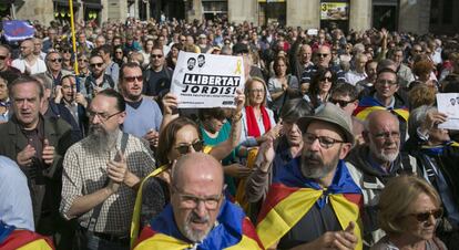 Concentracion en la Plaza Sant jaume en apoyo a los pol&iacute;ticos encarcelados ayer