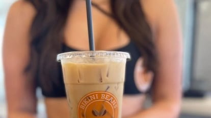 Camarera del Bikini Beans Coffee, empresa fundada por Regina y Benjamin Lyles en Arizona.