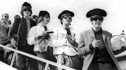 The Beatles bajan del avión en su llegada a Barcelona tocados con monteras toreras. De derecha a izquierda Paul McCartney John Lennon Ringo Starr y George Harrison.