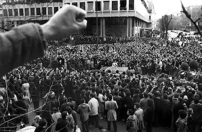 Una multitud acompaña el féretro de uno de los abogados asesinados en la matanza de Atocha, a su paso por Colón. Funeral por los abogados laboralistas asesinados en el despacho de la calle Atocha, 55 (Madrid), montado por Comisiones Obreras. Las víctimas fueron Javier Benavides, Serafín Holgado, Francisco Javier Sauquillo, Enrique Valdevira, Ángel Rodríguez, Luis Ramos, Miguel Saravia, Lola González y Alejandro Ruiz.  Los implicados en el caso, José Cerrá, Carlos García Juliá y Francisco Albadalejo.