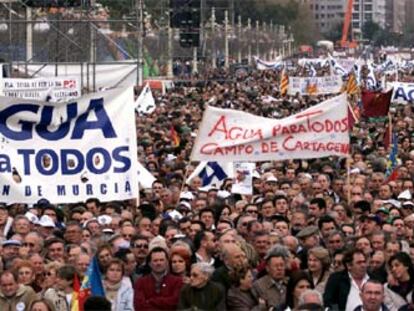 El paseo de la Alameda, abarrotado de personas que demandan la aplicación de la ley, aprobada hace 20 meses.